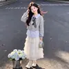 Nuevo Estilo Primavera y Otoño 2026 para Niños Mayores: Sudadera con Cuello y Parche de Encaje Estilo Princesa Coreana Falda de Capas Conjunto de Moda para Niñas
