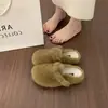 Chinelos peludos brancos para mulheres, estilo outono e inverno 2026, de calçar, bico fechado, design de meia-chinelo, chinelos de algodão quentes e forrados com fleece