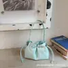 Bolso de Cubo con Cordón y Remaches Sencillo Estilo Coreano para Mujer 2026 Verano Nueva Moda Bolso de Hombro Cruzado de Alta Gama para Viajes
