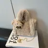 Bolso Cruzado Pequeño de Gama Alta para Teléfono Móvil de Nicho Otoño e Invierno para Mujer 2025 Nuevo Bolso Oscuro Caqui con Cadena Bolso de Peluche y Piel