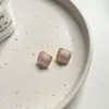 Pendientes Pequeños Cuadrados Dulces y Frescos Estilo Dopamina con un Diseño Simple, Fresco, Único y de Alta Gama Que Son Modernos y Versátiles para Mujeres