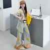 Conjunto de verão para meninas 2026 novo estiloso estilo coreano para meninas mais velhas, top de manga curta com estampa digital combinado com calça de babado graffiti