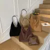 Bolso de Gamuza de Diseño Exclusivo para Mujer Otoño 2025 Nuevo Gran Capacidad Casual Versátil Bolso de Mano para Viajes Diarios Bolso de Hombro