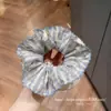 Goma para el pelo tipo scrunchie azul fresca y natural de estilo coreano con un moño dulce para la parte trasera de la cabeza