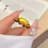 Accesorios DIY de la Tienda de Oro Puzuo en el Mismo Estilo que el Oro de Arena Dorada Tradicional: Anillo de Gato Baguette, Anillo de Dedo Índice de Cuentas de la Suerte de Dibujos Animados