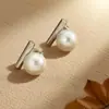 Brincos de Pérola Levemente Luxuosos Estilo Francês para Mulheres, Aço Titânio com Toque de Alto Padrão, Brincos Inspirados na Chanel, Brincos Versáteis como Presente para uma Melhor Amiga