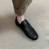 Mocasines Retro Brogue de Punta Cuadrada para Mujer, Otoño 2026 Nuevos Zapatos Versátiles de Cuero Negro con Hebilla y Borlas