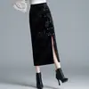 Saia feminina de veludo estampada, novo estilo outono 2026, cintura alta, modeladora, justa ao corpo, comprimento médio, com fenda, elegante