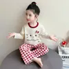 Conjunto de Pijama a Cuadros con Gato de Dibujos Animados para Niñas Primavera 2026 Nuevo Estilo Ropa Casual Elegante para el Hogar para Bebé Niña
