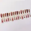 Unhas postiças em formato de coração vermelho-acastanhado, unhas trapezoidais longas com coração bordô e glitter floral, disponíveis para atacado
