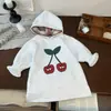 Vestido moletom com capuz forrado em fleece estilo coreano para meninas, coleção outono/inverno 2025, design fofo de cereja para meninas pequenas