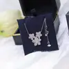 Colar Dueto Série Flor de Fu Flor Borboleta Versão Alta Ouro V Corrente de Clavícula Três Flores Cheia de Diamantes