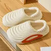 Pantuflas de algodón para hombre de invierno, estilo nuevo, talla grande, adecuadas para usar en exteriores, con soporte para el talón, forradas de felpa, engrosadas y diseñadas como botines para mayor calidez y versatilidad
