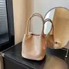 Bolso Casual de Moda Transfronterizo para Mujer 2026 Otoño/Invierno Nuevo Estilo de Gama Alta Versátil Exquisito Bolso de Mano Tipo Cubo