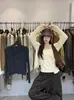 La única colección de otoño VI+ que presenta un cárdigan de punto calado estilo coreano, minimalista, y un top tipo camisola - un conjunto de dos piezas para mujer, estilo 99239