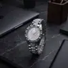 Venta al por mayor en stock de nuevos relojes con correa de acero aleado incrustada de diamantes para mujer, relojes de cuarzo versátiles de cielo estrellado para mujer para ventas transfronterizas