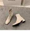 Botas curtas de salto alto com bico quadrado estilo francês para mulheres, botas de meia-estação para primavera e outono, botas Martin marrons para mulheres, novas botas slim de outono 2026