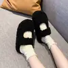 Chinelos femininos estilo preguiçoso de lã de cordeiro, nova coleção de inverno 2026, forrados com fleece para aquecimento, com sola grossa, que aumentam a altura e com design de bico fechado
