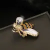 Broche de abeja venta caliente transfronteriza joyería de moda europea y americana al por mayor aleación diamante pasador de solapa suministro de fábrica