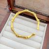 Pulsera de bambú cepillado con diamantes y oro antiguo de arena de alta retención de color del mismo estilo de Gold Store para mujer. Nueva pulsera de bambú chinoiserie al por mayor.