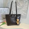 Bolso tote de color liso estilo coreano para mujer, nuevo modelo 2026, gran capacidad, bandolera de hombro debajo del brazo, nicho, simple, vintage, para el día a día