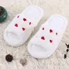 Nuevas zapatillas de algodón rojas con diseño de amor para el hogar, zapatillas de felpa, moda simple, antideslizantes, venta al por mayor de fábrica