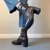 Botines de tacón alto de piel de oveja para mujeres menudas, nuevo estilo invierno 2026, botas estilo Martin que aumentan la altura con forro de felpa y tacones gruesos, botas de ajuste ceñido