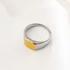 Anillo Sencillo Liso con Logo Grabado con Láser de Acero Inoxidable Chapado en Oro de 18 Quilates Estilo Europeo y Americano Lujo Ligero Anillo de Acero de Titanio