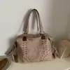 Bolsa feminina transfronteiriça de grande capacidade 2026 primavera nova casual com tachas de ombro de axila bolsa tote de viagem para o trabalho moderna