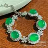 Conjunto de Luxo de Calcedônia Verde com Colar Cravejado de Diamantes, Anel, Brincos e Pulseira Conjunto de Quatro Peças, Joias Elegantes para Banquete, Nicho de Luxo Leve