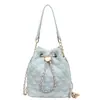 Elegante y versátil bolso tipo cubo con cadena de patrón de rombos, nueva moda 2026, bolso de hombro y bandolera a la moda estilo Chanel para mujer