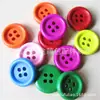 Botones de cuatro agujeros color madera de venta caliente Botones de madera de color mixto para manualidades infantiles Botones de cuatro agujeros de pintura de madera
