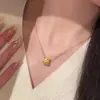 Libro Rojo Explosivo Passepartout Dorado Collar de Cintura para Hombre Pequeño Cadena para Clavícula con Colgante de Perla de Transferencia Cepillada Vintage de Lujo Ligero para Mujer