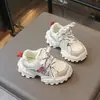 Tênis esportivo infantil 2026 novo verão malha respirável sapatos estilo pai infantil primavera e outono sapatos casuais leves para meninos
