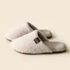Chinelos de algodão para uso interno, adequados para casa, inverno, com solas macias, silenciosos, quentes e antiderrapantes, disponíveis para homens e mulheres, e perfeitos para o outono