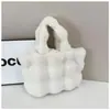 Bolsa de mano de felpa suave y esponjosa tipo nube, bolso de mano de imitación de conejo para otoño e invierno, bolsa de hombro grande versátil para el uso diario de las niñas
