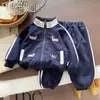 Traje Moderno para Meninos 2025 Primavera e Outono Nova Moda Bebê Desenho Animado Coreano Etiqueta de Cachorrinho Conjunto Esportivo de Duas Peças