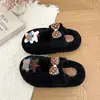 Pantuflas de interior con temática de dibujos animados, que aumentan la altura, para otoño/invierno, pantuflas peludas de moda y lindas para mujer, cálidas, negras, de felpa y con suela gruesa