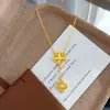 Collar de cobre bañado en oro vietnamita con diseño floral calado, salpicado de diamantes y diseño de trébol de cuatro hojas, un regalo para novia, al por mayor