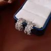 Pendientes de viento frío de metal con aguja plateada, pendientes de giro sencillos de temperamento coreano, pendientes ligeros de lujo de alta gama al por mayor