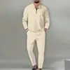 Conjunto de moda de otoño para hombre: polo waffle holgado de manga larga con cuello camisero y pantalones deportivos casuales modernos