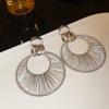 Pendientes de perlas con flores plisadas de aguja plateada de estilo francés, sencillos y elegantes, combinables con todo, ligeros y lujosos, de alta gama para mujer.