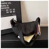 Bolsa Transversal Harajuku de Nylon Única e Casual Formato Meia-Lua Bolinho, Fashion e Versátil, Grande Capacidade Ombro Único Transversal Feminina