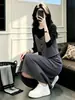 Deslumbrante conjunto de outono e inverno para mulheres, emagrecedor e elegante, com um toque de luxo, apresentando um top e saia de duas peças falsas