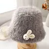 Novo Chapéu de Pescador Decorativo de Coelho de Pelúcia de Inverno para Adultos, Chapéu Bucket Versátil de Estilo Coreano para Mulheres, Quente e à Prova de Frio