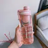 Garrafa de água esportiva de grande capacidade, design estiloso para homens e mulheres, perfeita para o verão, simples e durável, resistente ao calor, com infusor de chá, e feita de plástico, tornando-a resistente a quedas
