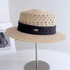 Sombrero de paja de copa plana transpirable calado para mujer, sombrero de paja versátil de lujo ligero para el verano, sombrero de protección solar para vacaciones y viajes
