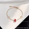 Colar Exclusivo V Gold com Pingente de Cabacinha Qilin Wulu Tamanho Médio Madrepérola Branca Ágata Vermelha Banhado a Ouro Rosa 18K Precisão CNC