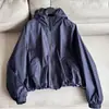 2026 Jaqueta Corta-Vento Casual com Capuz Solta Soft Shell Impermeável Estilo Boyfriend Jaqueta Feminina Atacado H01DW8878