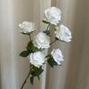 [Material de flor blanca] Arreglo floral de hortensia, rosa, flor de pasto escarchado con decoración de material de hoja de niebla de techo de pasto, flor de simulación para boda
